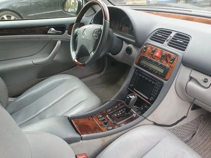 Mercedes-Benz 230