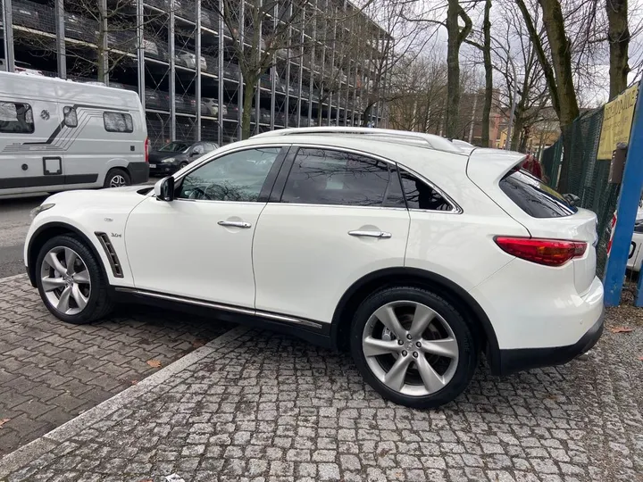 Infiniti QX70