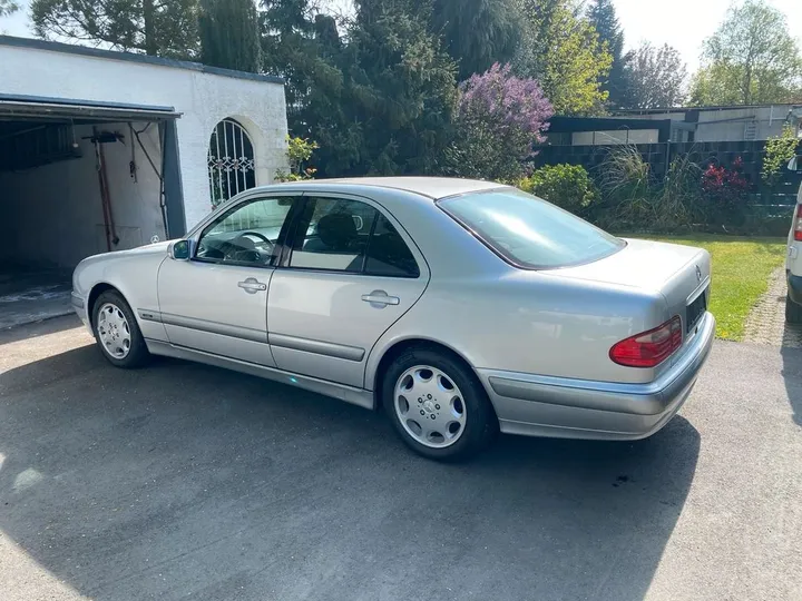 Mercedes-Benz E 240