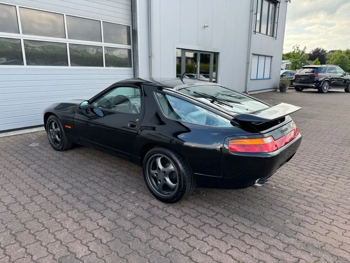 Porsche 928
