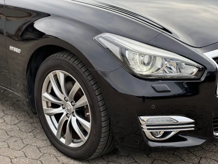 Infiniti Q70
