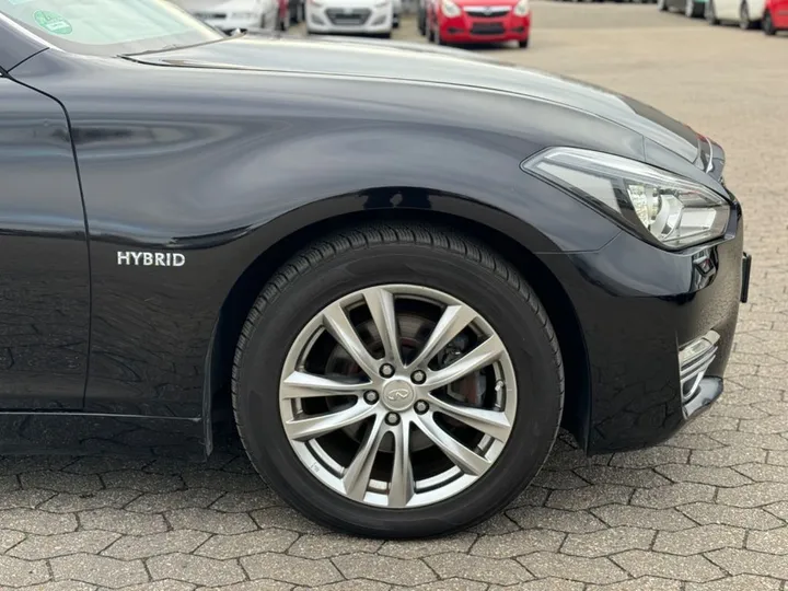 Infiniti Q70