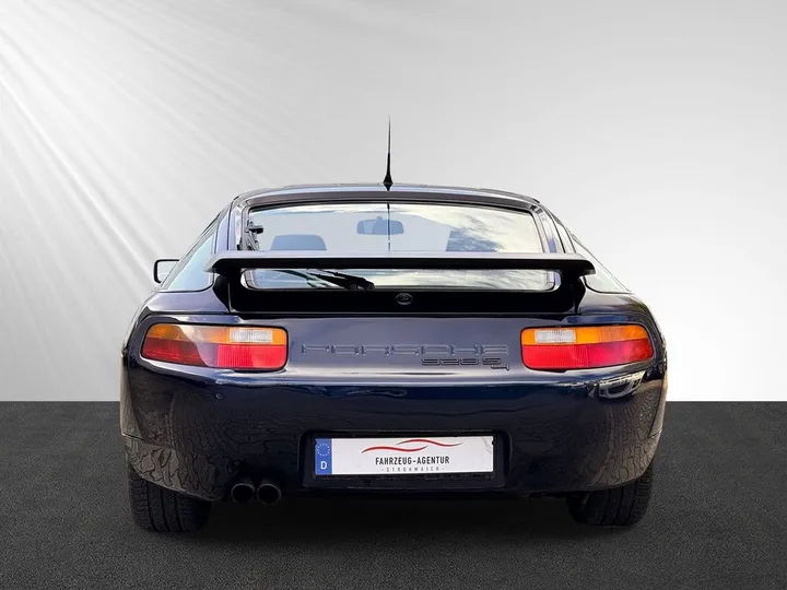 Porsche 928