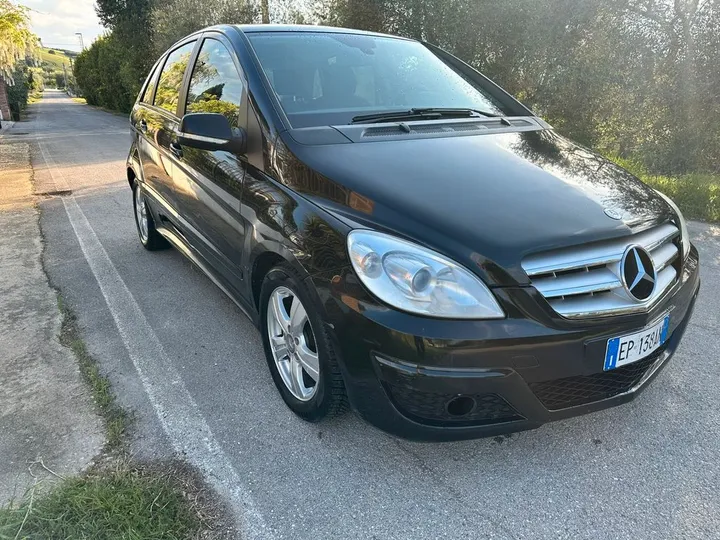 Mercedes-Benz B 180