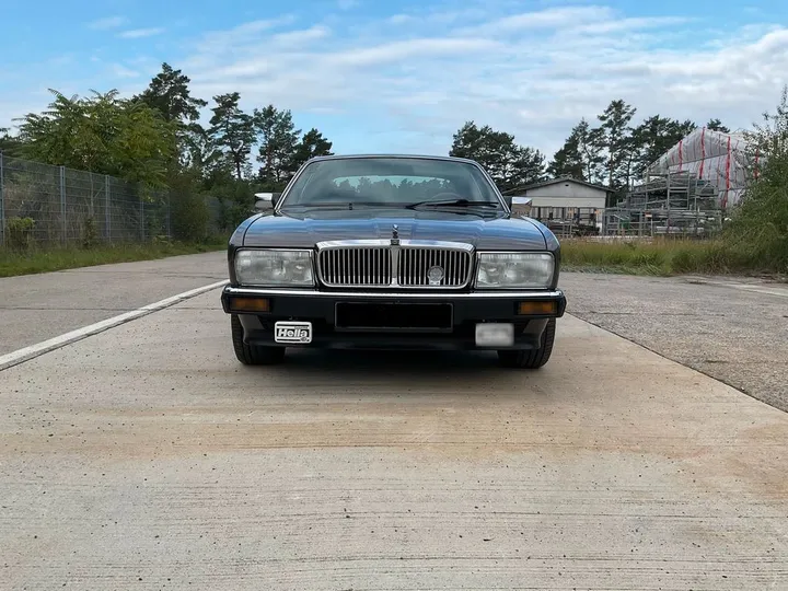 Jaguar XJ40