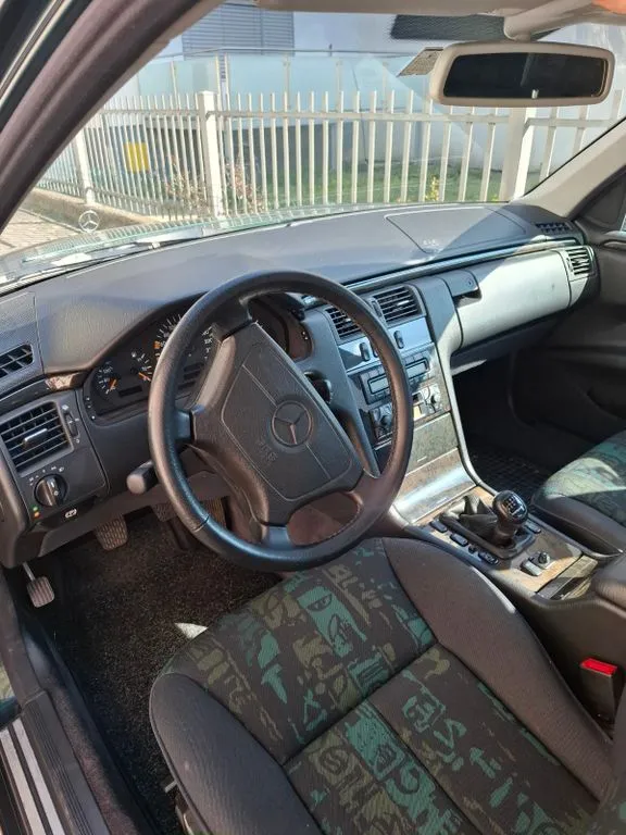 Mercedes-Benz E 200