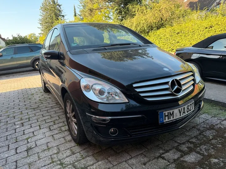 Mercedes-Benz B 180