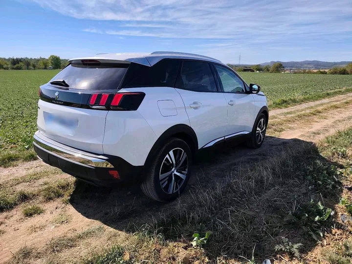 Peugeot e-3008
