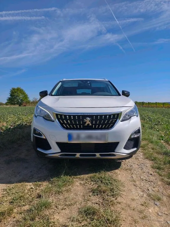 Peugeot e-3008