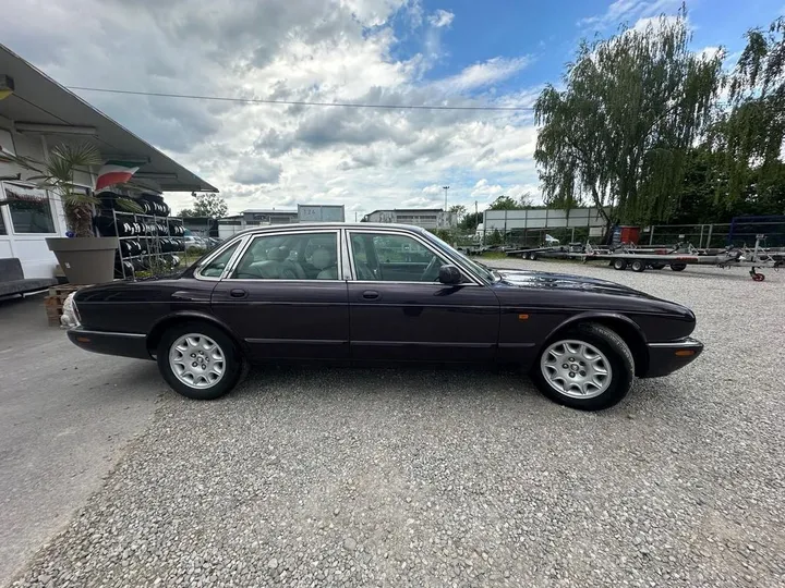 Jaguar XJ8