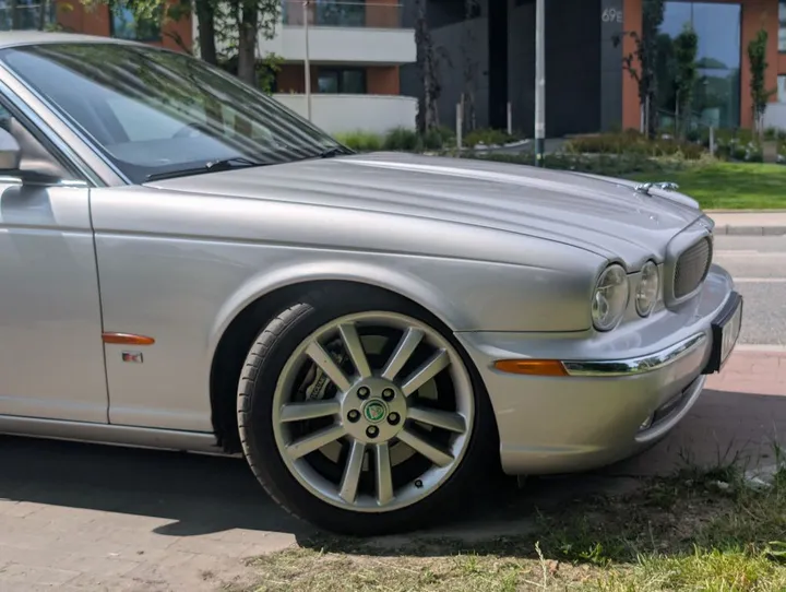 Jaguar XJR
