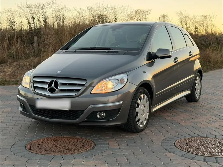 Mercedes-Benz B 180