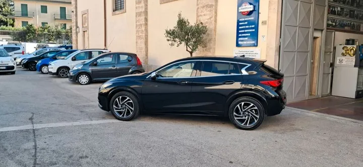 Infiniti Q30