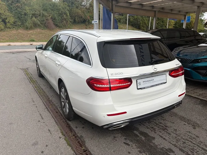 Mercedes-Benz E 200