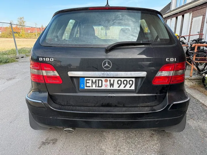 Mercedes-Benz B 180