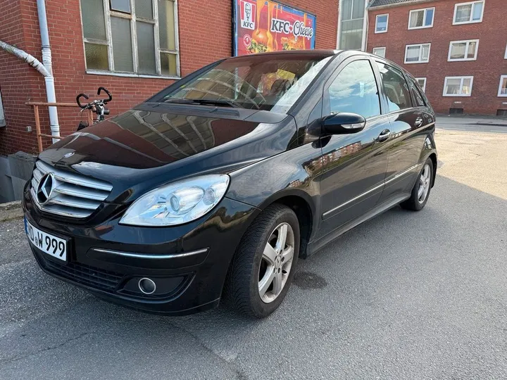 Mercedes-Benz B 180