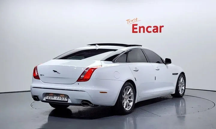Jaguar XJ