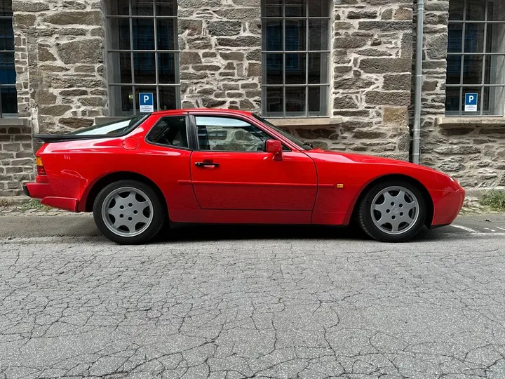 Porsche 944