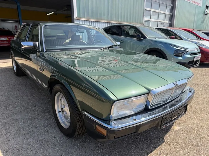 Jaguar XJ40