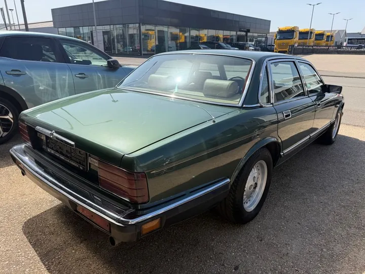 Jaguar XJ40