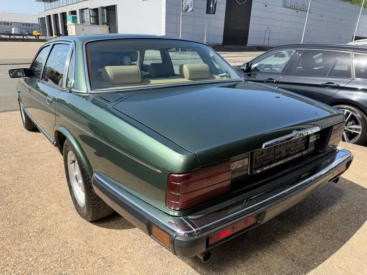Jaguar XJ40