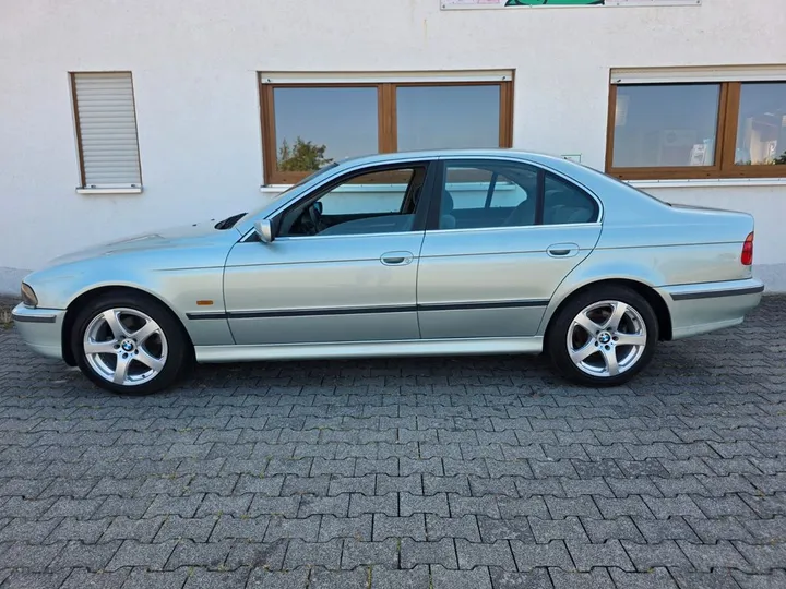 BMW 523