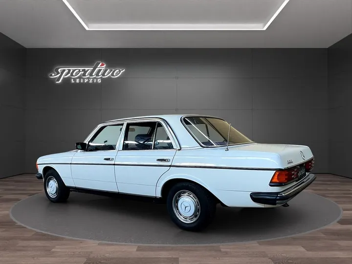 Mercedes-Benz 230