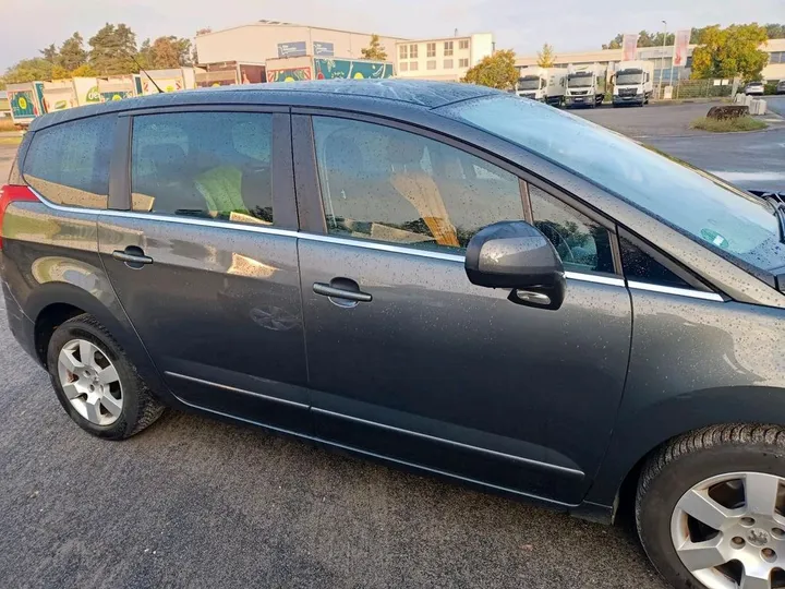 Peugeot e-5008