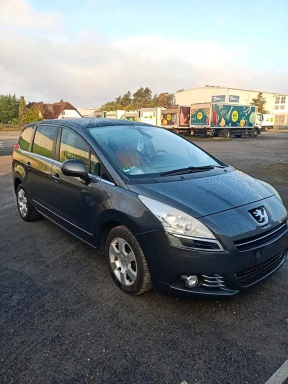 Peugeot e-5008