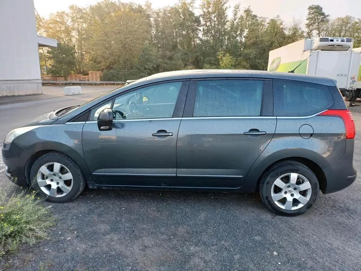 Peugeot e-5008