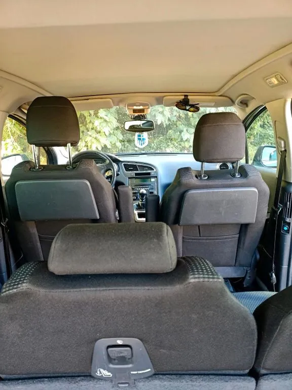 Peugeot e-5008