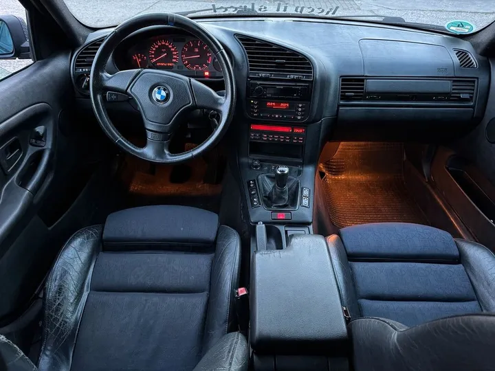 BMW 323