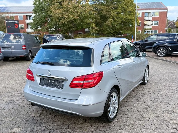 Mercedes-Benz B 180