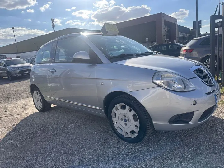 Lancia Ypsilon