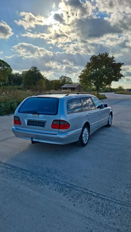 Mercedes-Benz E 240