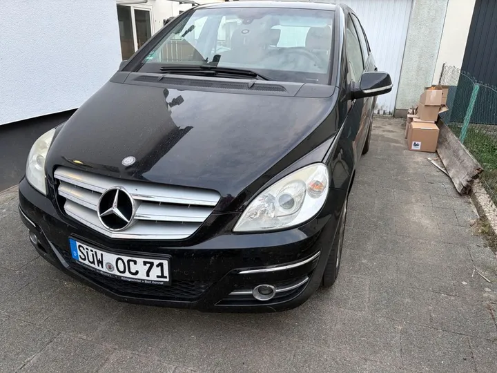 Mercedes-Benz B 180
