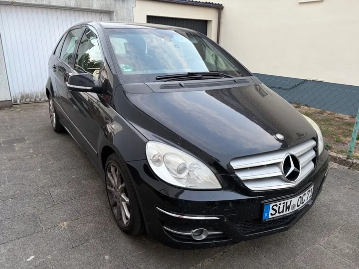 Mercedes-Benz B 180