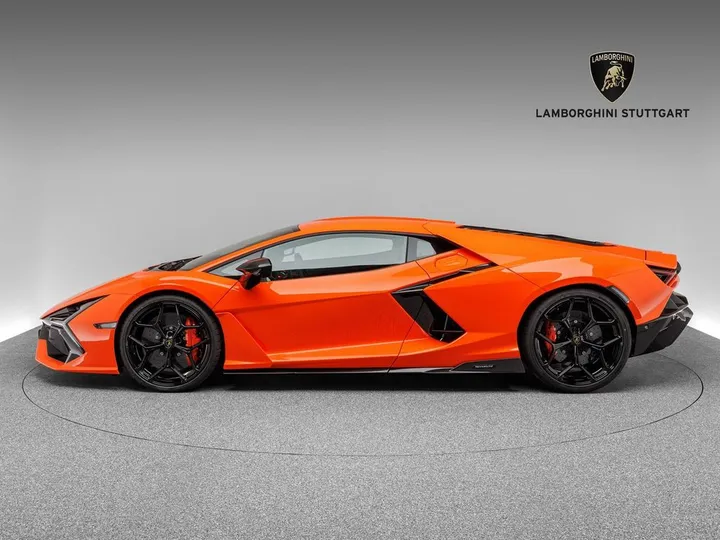 Lamborghini Revuelto
