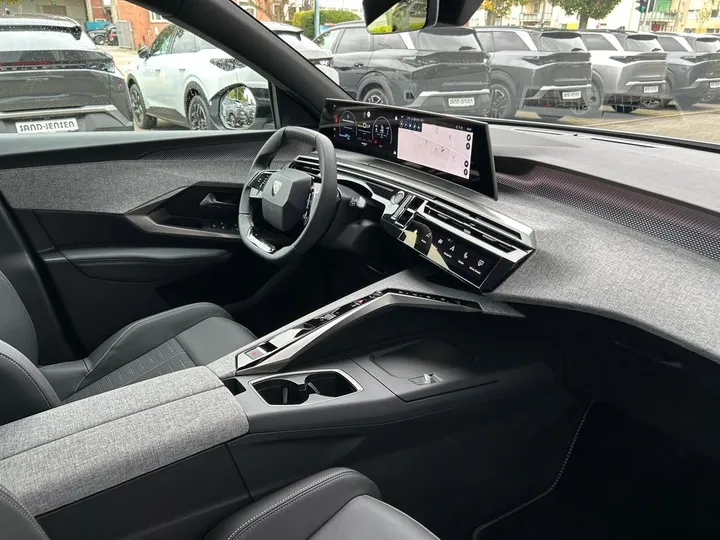 Peugeot e-5008