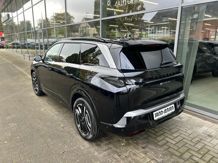 Peugeot e-5008