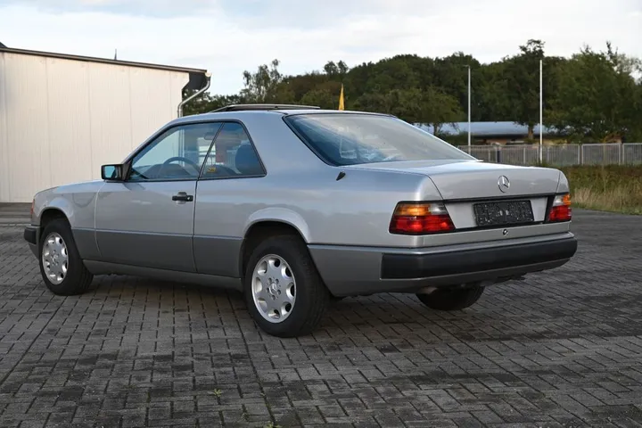 Mercedes-Benz 230