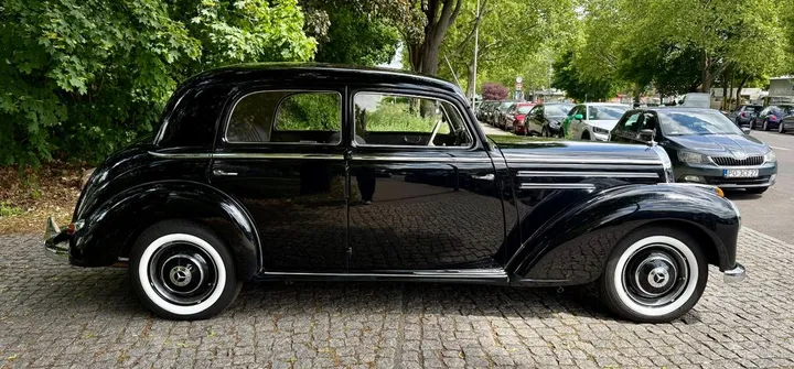Mercedes-Benz 220