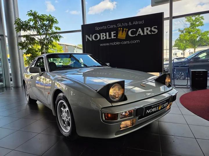 Porsche 944