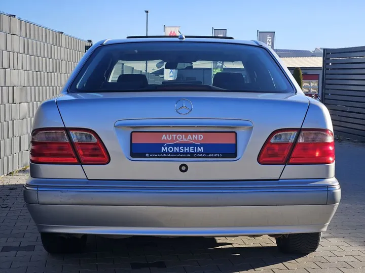Mercedes-Benz E 320