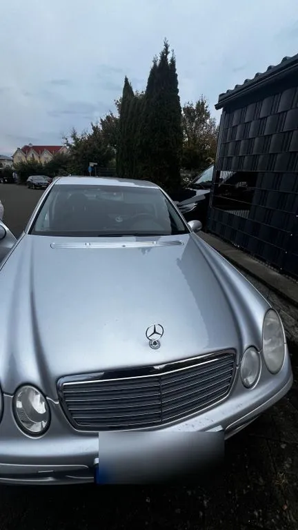 Mercedes-Benz E 240