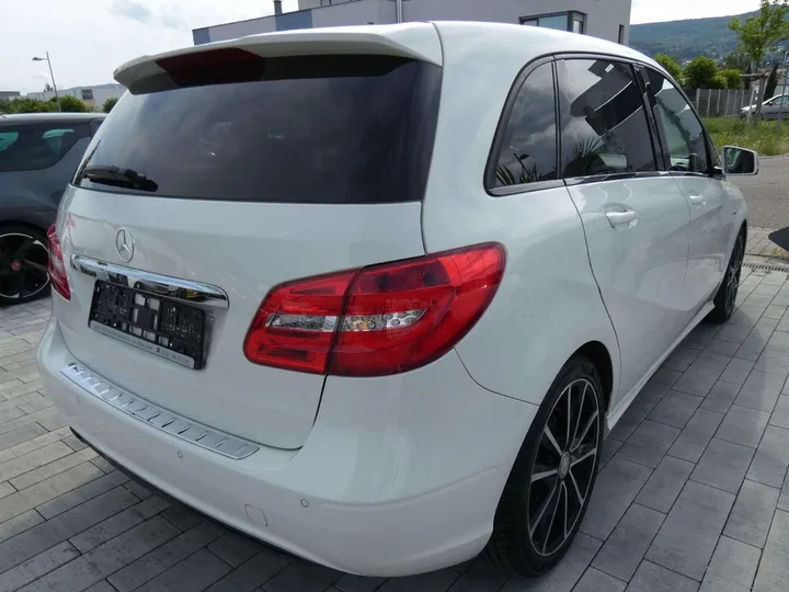 Mercedes-Benz B 180