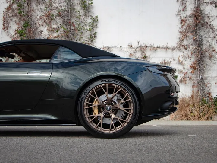Aston Martin DB12