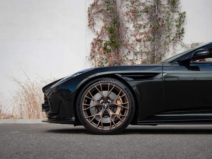 Aston Martin DB12
