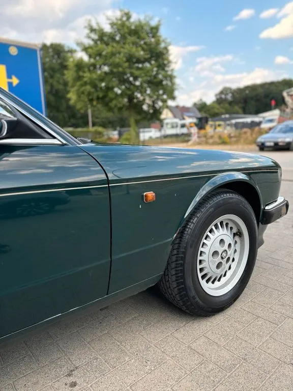Jaguar XJ40
