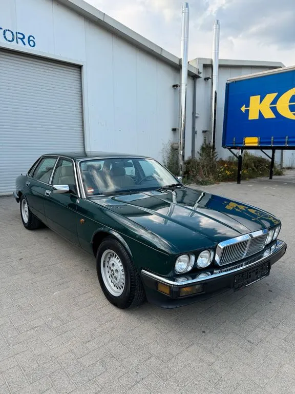 Jaguar XJ40